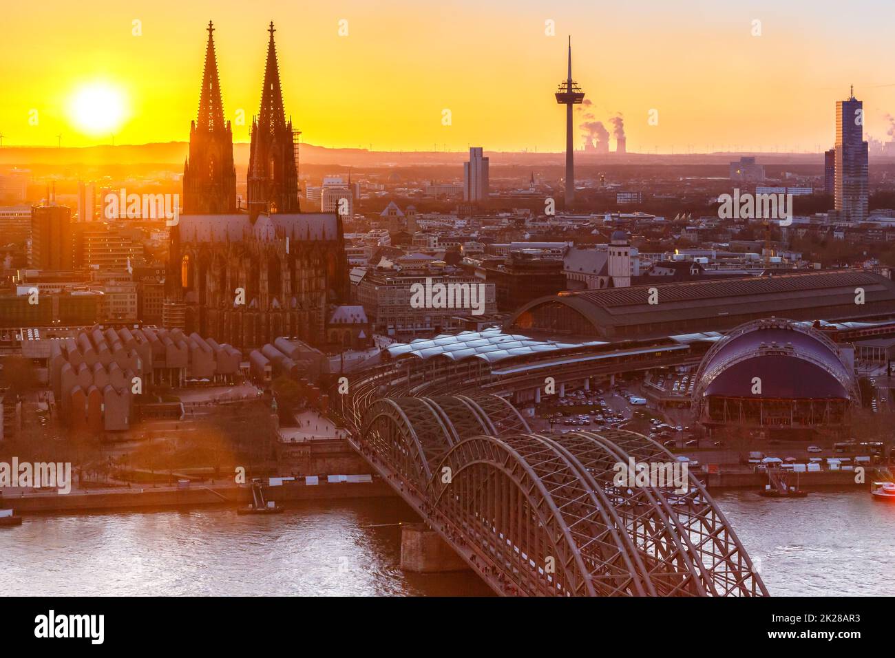 Colonia Cattedrale chiesa Hohenzollern ponte Germania skyline città tramonto Foto Stock