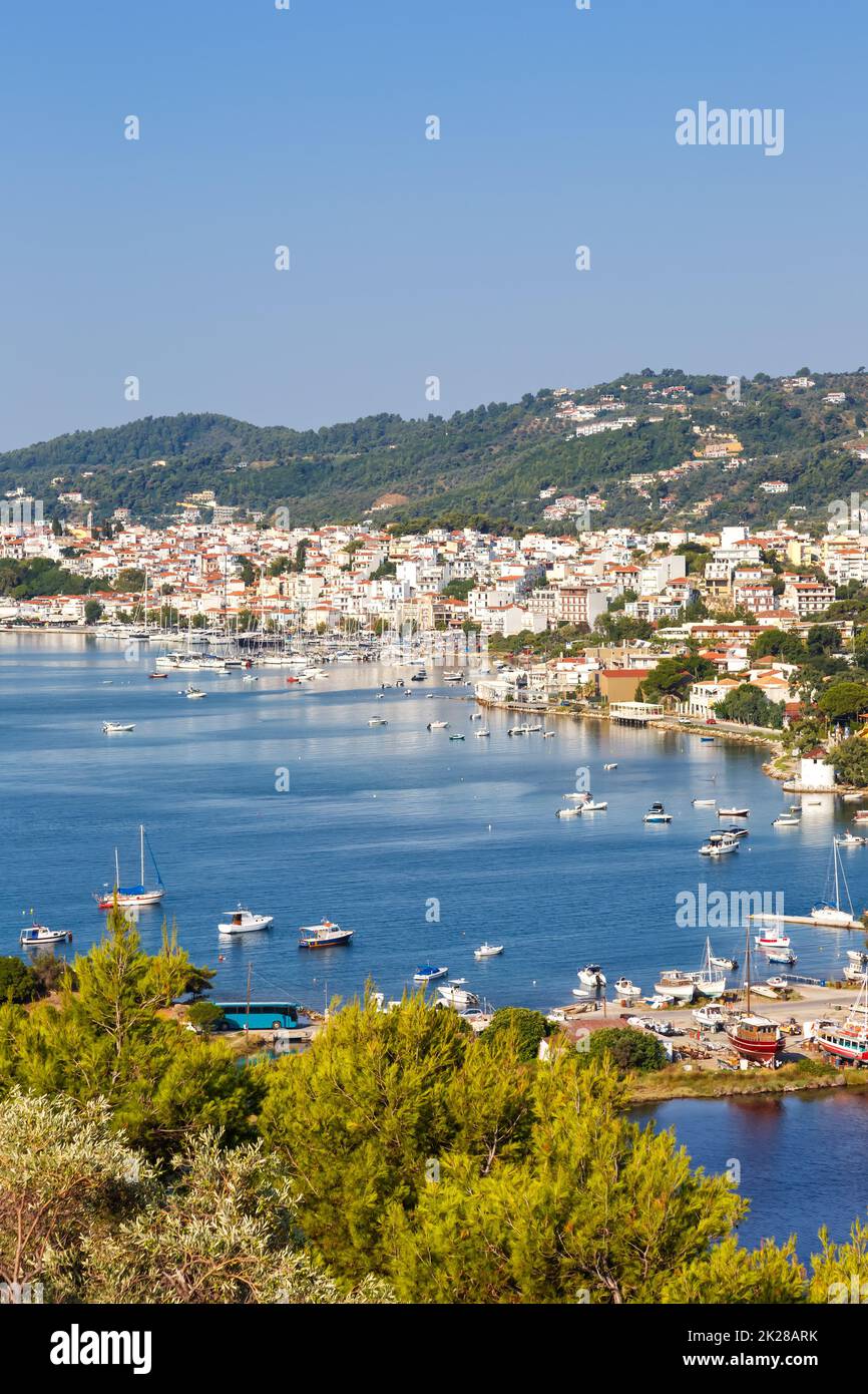 Isola di Skiathos Grecia porto panoramica formato ritratto paesaggio Mar Mediterraneo Egeo viaggio Foto Stock