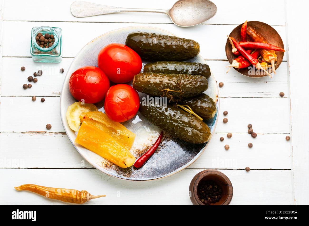 Antipasto freddo fatto in casa, verdure sottaceto. Foto Stock