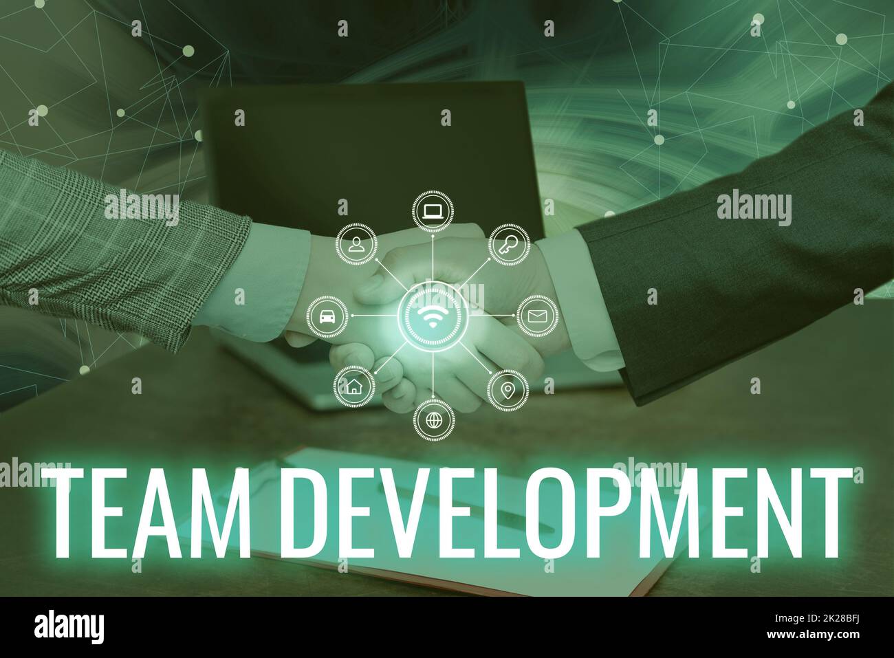 Testo che mostra l'ispirazione sviluppo del team. Concetto significato imparare perchè e come i piccoli gruppi cambiano col tempo con le mani di grafici che scuotono firmare il contratto che sblocca le nuove tecnologie futuristiche. Foto Stock