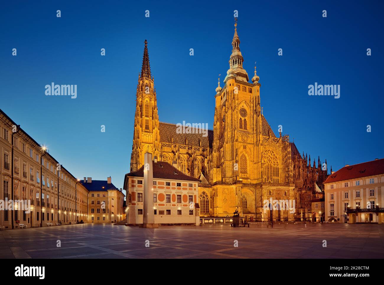 Repubblica Ceca, Praga - architettura gotica - San Cattedrale di Vito - porta sud e torre di notte Foto Stock
