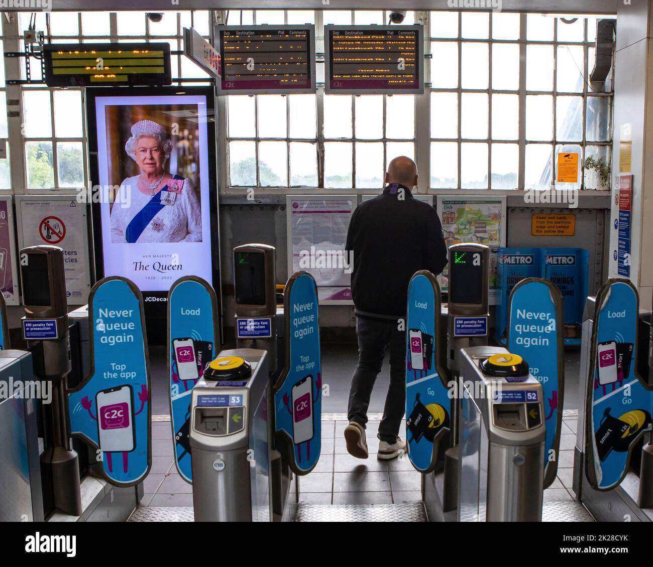 Londra, Regno Unito - Settembre 9th 2022: Uno schermo all'interno della stazione della metropolitana di Upminster a Londra, Regno Unito, che commemora la Regina Elisabetta II, che morì il precedente Foto Stock