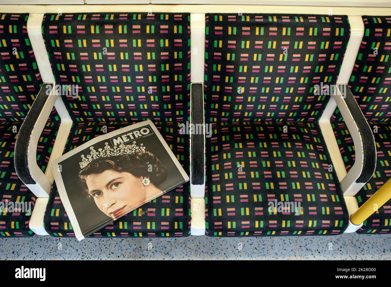 Londra, Regno Unito - Settembre 9th 2022: Un giornale della metropolitana sulla sede di un treno della metropolitana di Londra a Londra, Regno Unito, che commemora la Regina Elisabetta II, morta Foto Stock