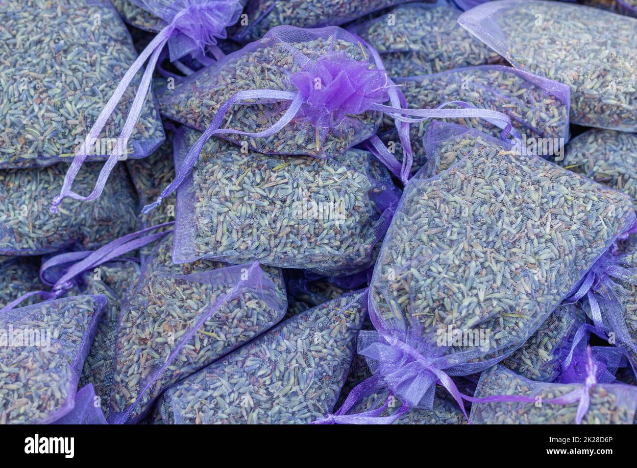 Alcune bustine con fiori di lavanda essiccati come profumo di camera in un stand di vendita Foto Stock