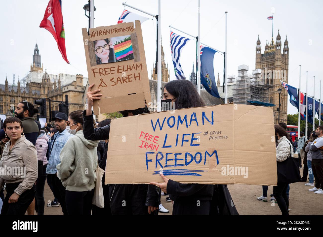 Londra, Regno Unito. 22 settembre 2022. Gli iraniani che vivono a Londra protestano in Parliament Square reagendo alla notizia della morte, il 16 settembre, di Mahsa Amini, una donna curda di 22 anni, morta in custodia della polizia a Teheran. Presumibilmente, era stata detenuta dalla polizia morale iraniana per aver indossato un velo da hijab in modo “improprio”. In Iran si stanno svolgendo proteste e l'accesso a Internet e ai social media è ora limitato. Credit: Stephen Chung / Alamy Live News Foto Stock