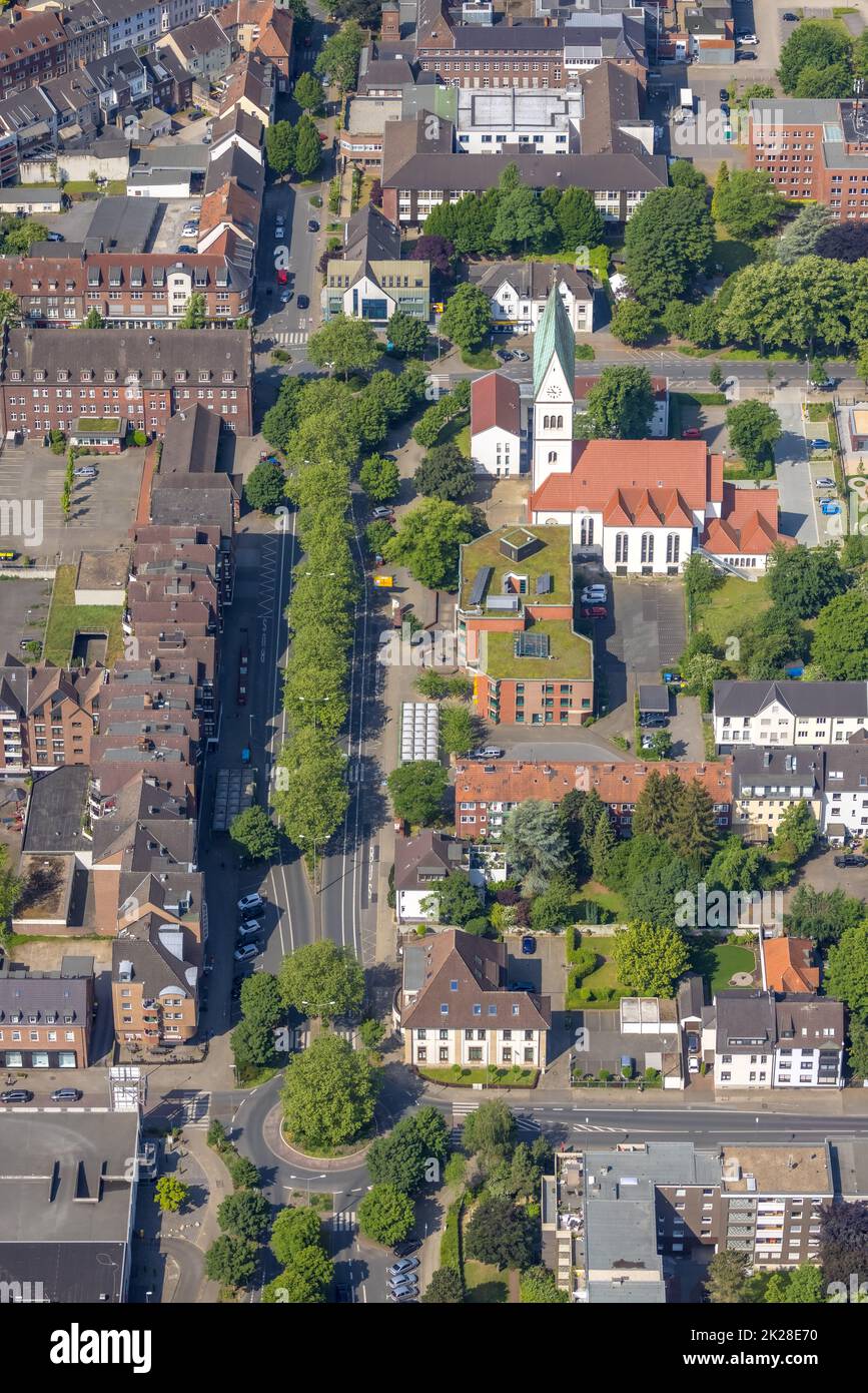 Vista aerea, Humboldtstraße e verde prenotazione centrale, evang.-luth. Christuskirche, Gladbeck, zona della Ruhr, Renania settentrionale-Vestfalia, Germania, Worshi Foto Stock
