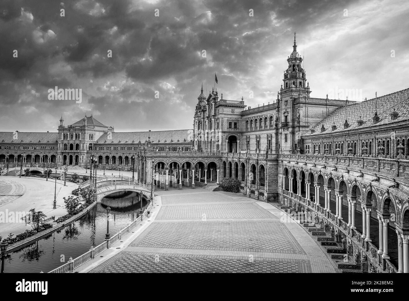 Piazza della Spagna a Siviglia, Spagna. Un ottimo esempio di architettura rinascimentale iberica durante una giornata estiva con cielo blu Foto Stock