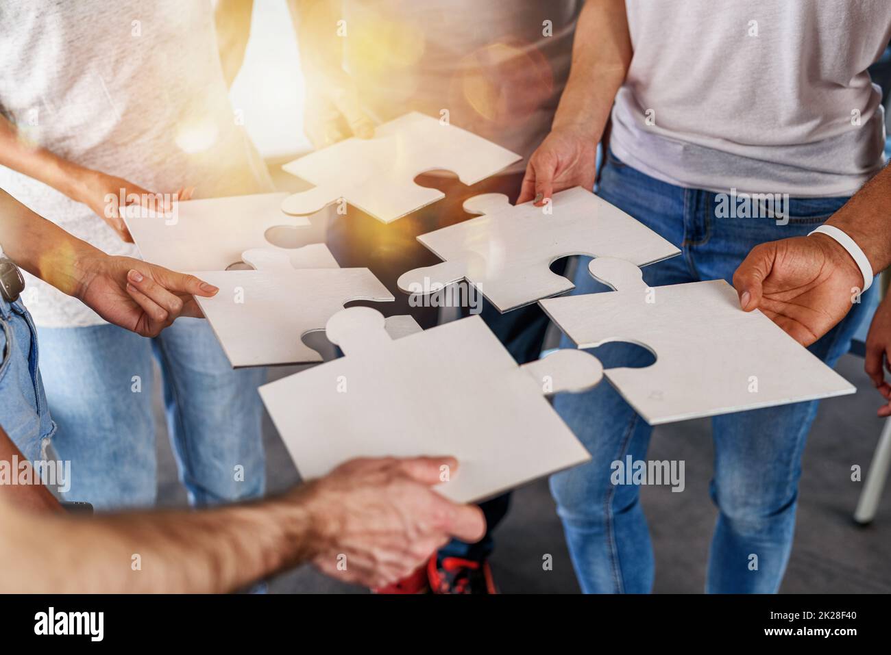Il lavoro di squadra dei partner collega i pezzi di puzzle come integrazione e avvio Foto Stock