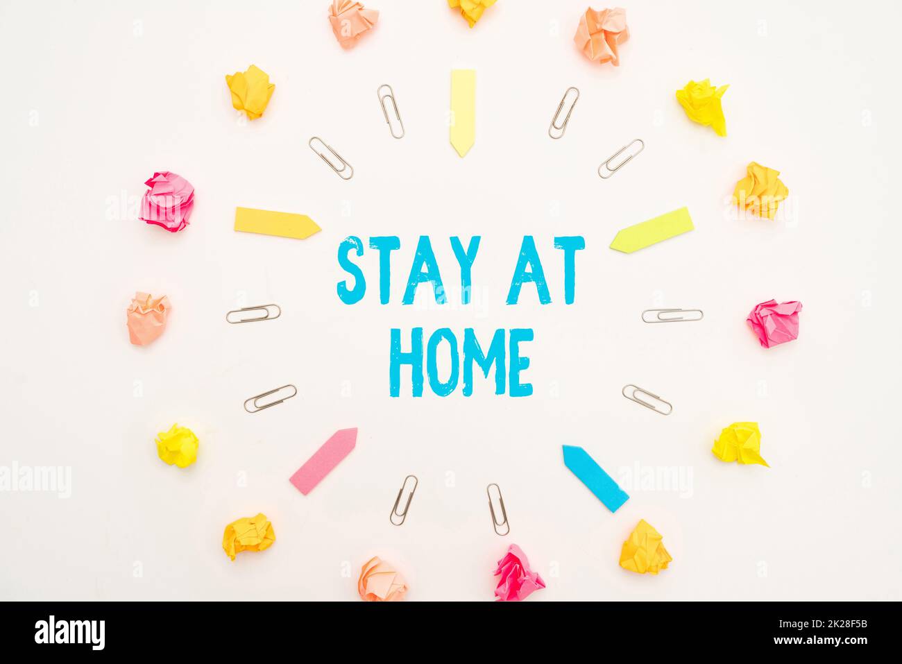 Scrittura visualizzazione testo rimanere a casa. Business idea controllo del movimento che impedisce agli individui di essere esposti pubblicamente più assortiti Collezione Office Stationery Foto posto sul tavolo Foto Stock