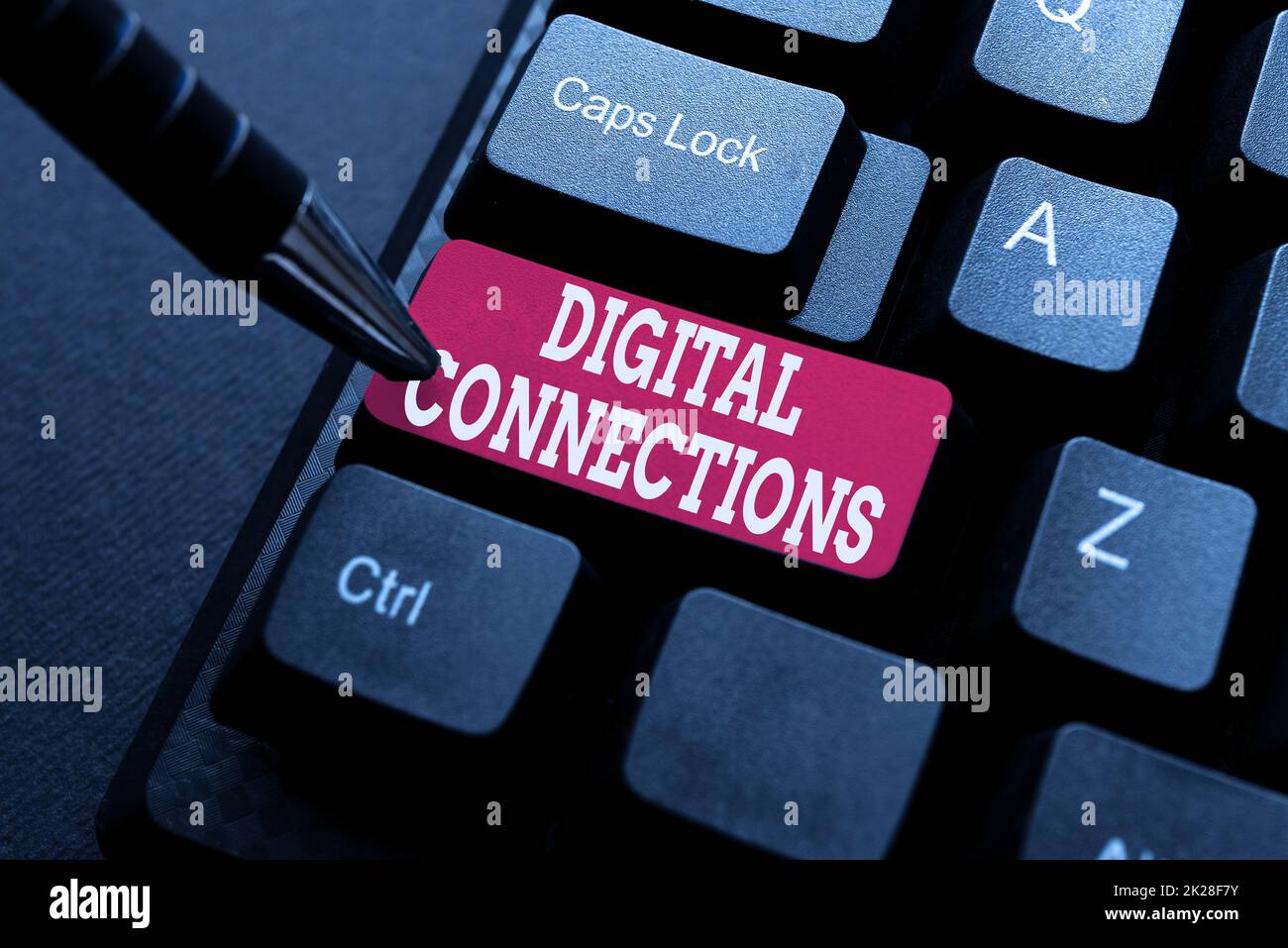 Scrittura visualizzazione testo connessioni digitali. Panoramica aziendale rete virtuale che collega l'utente ai suoi contatti digitando vecchie note a Un computer, Abstract creazione di romanzo emotivo Foto Stock