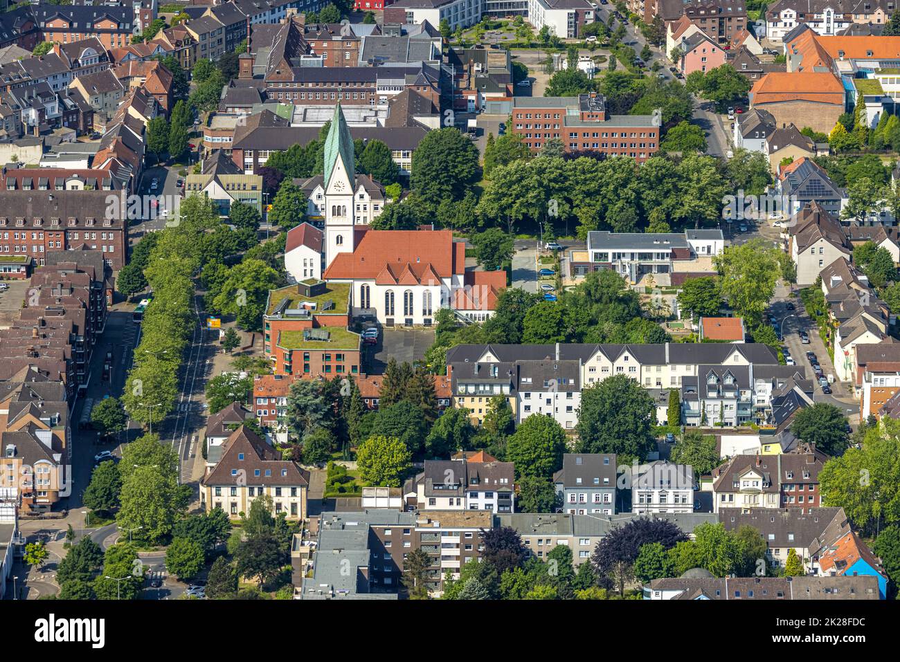 Vista aerea, Humboldtstraße e verde centrale prenotazione, evang.-luth. Christuskirche, Gladbeck, zona della Ruhr, Renania settentrionale-Vestfalia, Germania, Culto Foto Stock