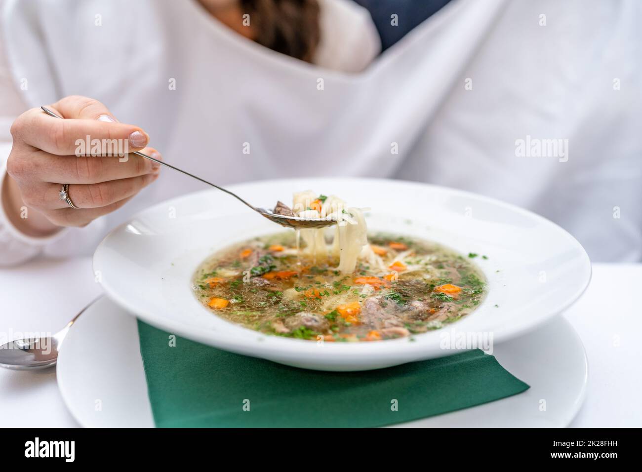 Zuppa di nozze con cucchiaio perforato, pettorina sugli sposi novelli, tradizioni festive Foto Stock