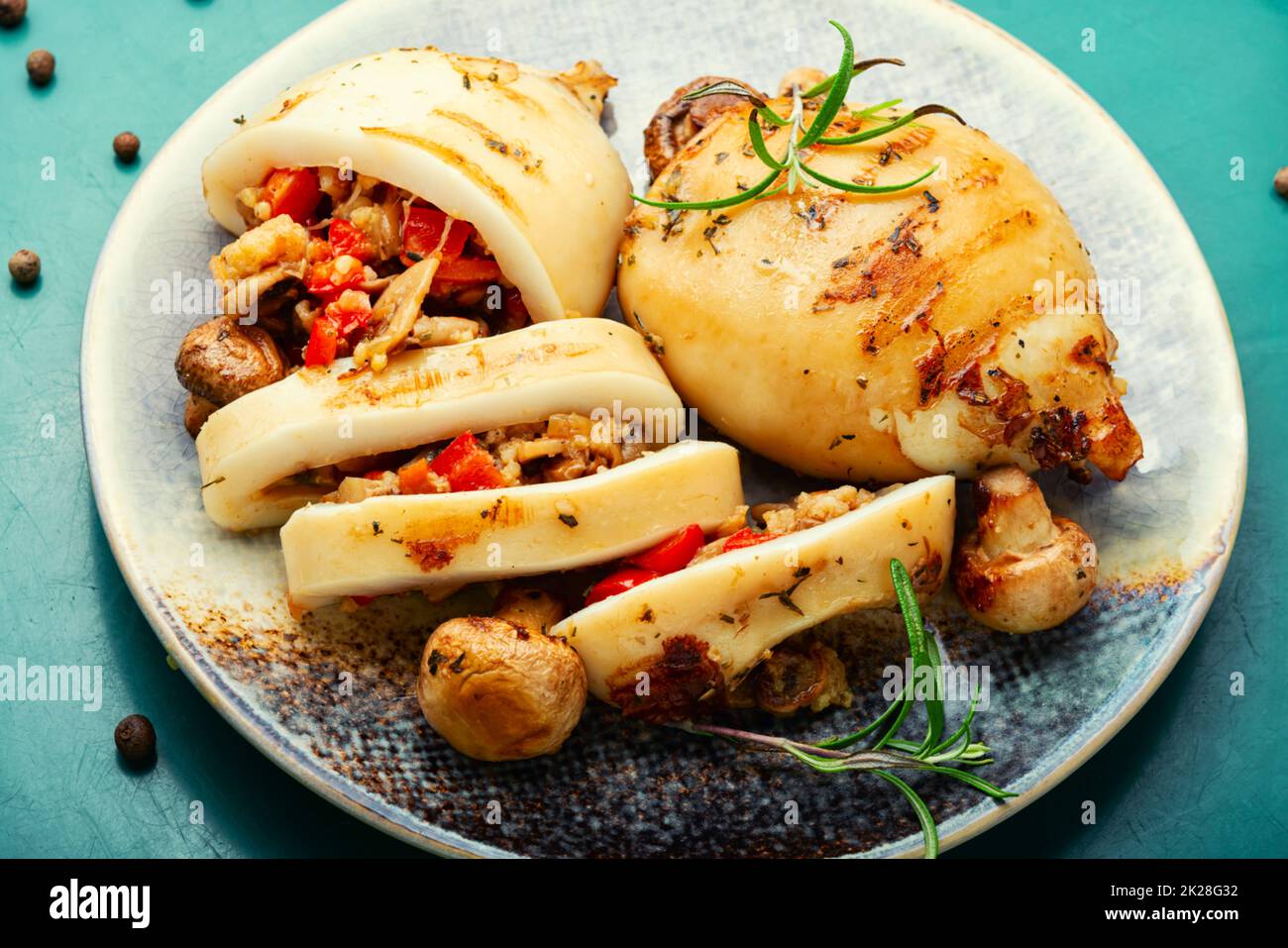 Saporito calamari alla griglia con ripieno di verdure Foto Stock