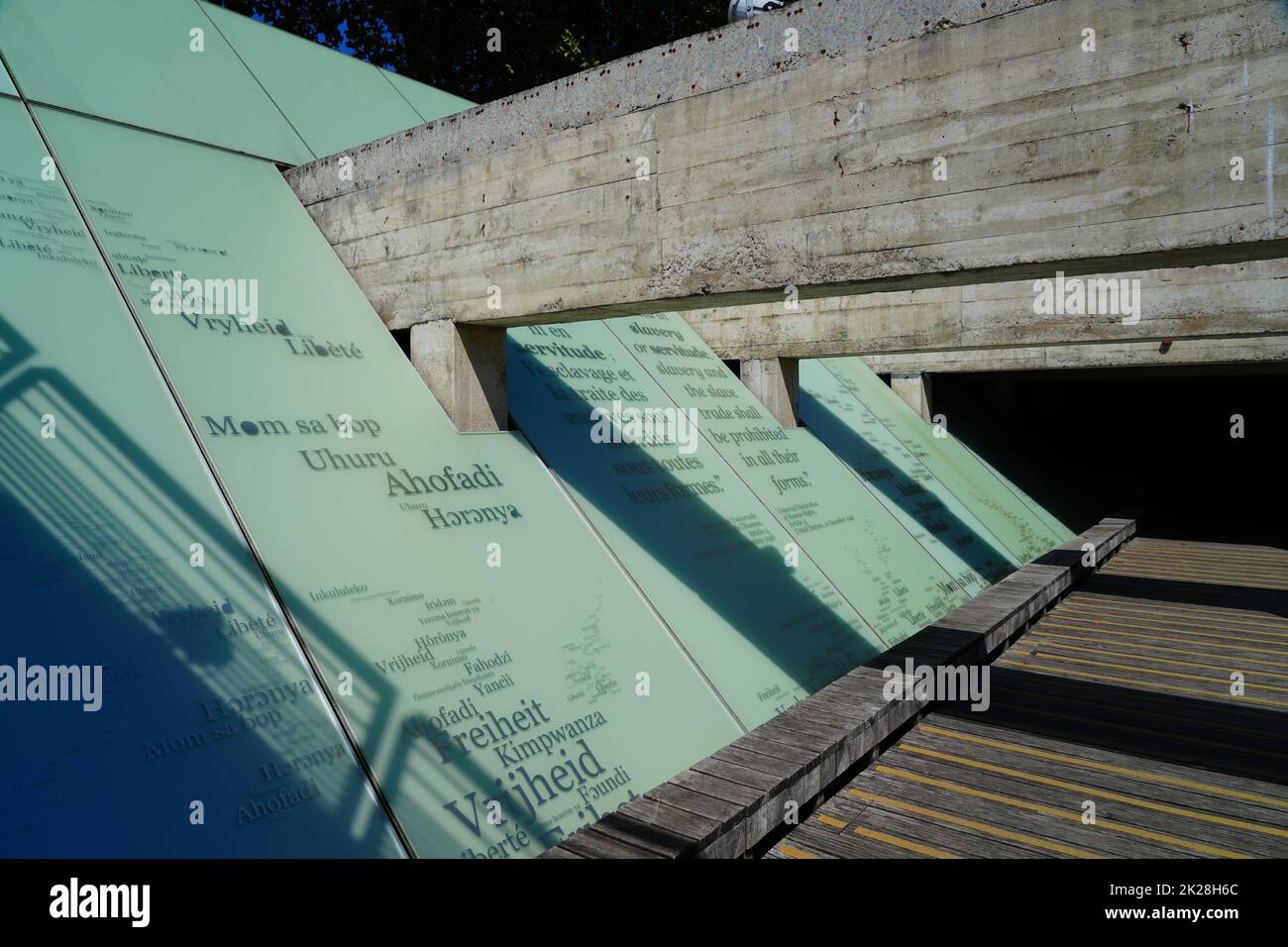 NANTES, FRANCIA -10 AGO 2022- Vista del Memoriale per l'abolizione della schiavitù sul commercio di schiavi francesi sul Quai de la fosse nel centro di Nantes, fra Foto Stock