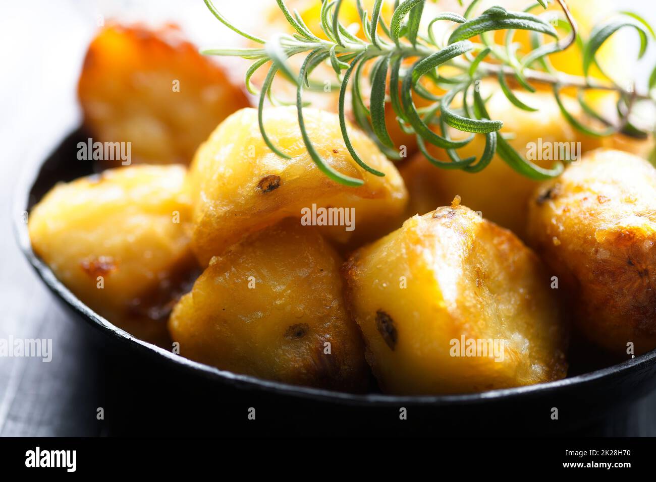 patate grasse d'anatra rustiche dorate inglesi arrostite Foto Stock