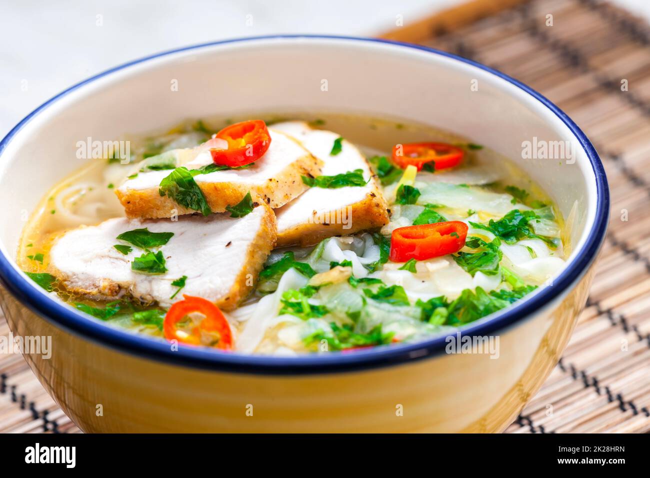 Zuppa vieatnamese pho con carne di pollo Foto Stock