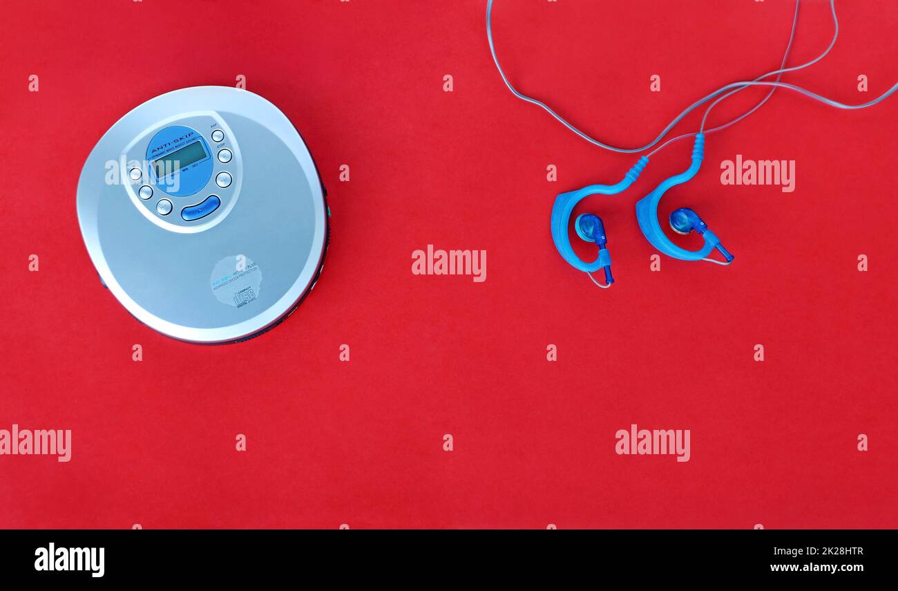 Un lettore CD e gli auricolari della 90s per ascoltare la musica in movimento Foto Stock