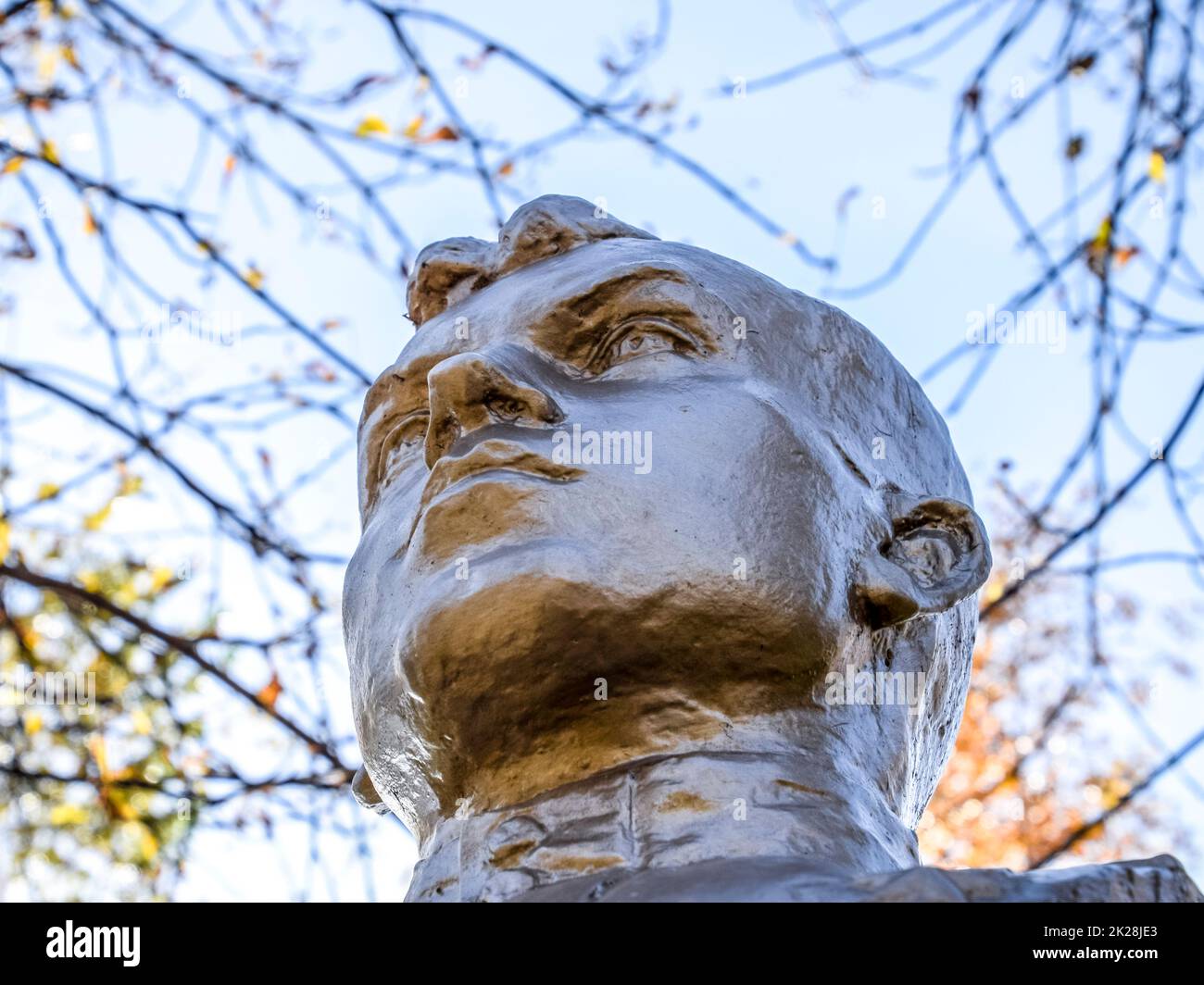 La faccia dell'uomo di pietra. Busto soldato in cemento ricoperto di pa Foto Stock