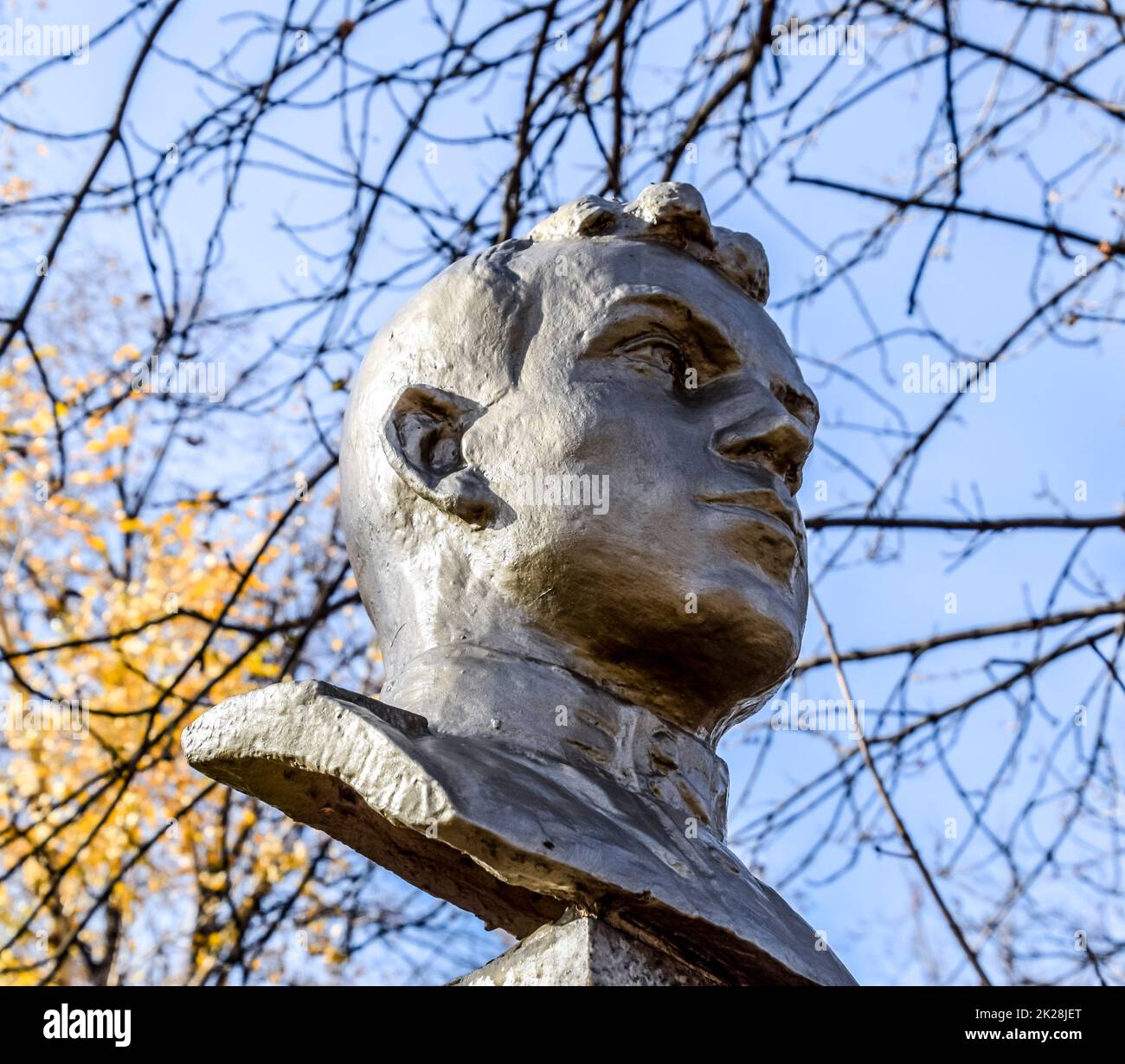 La faccia dell'uomo di pietra. Busto soldato in cemento ricoperto di pa Foto Stock