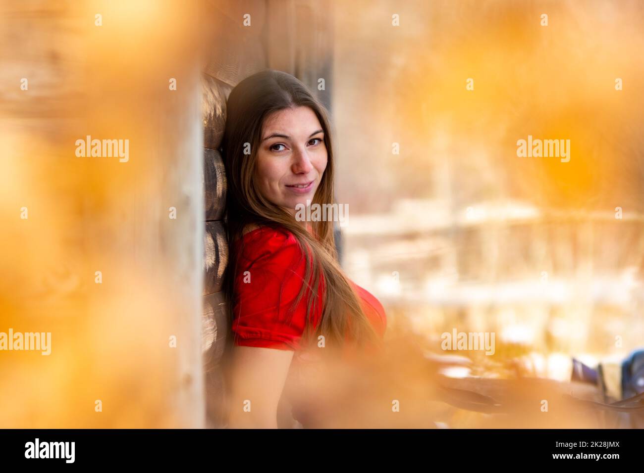 Primo piano ritratto di una bella ragazza in un abito rosso Foto Stock