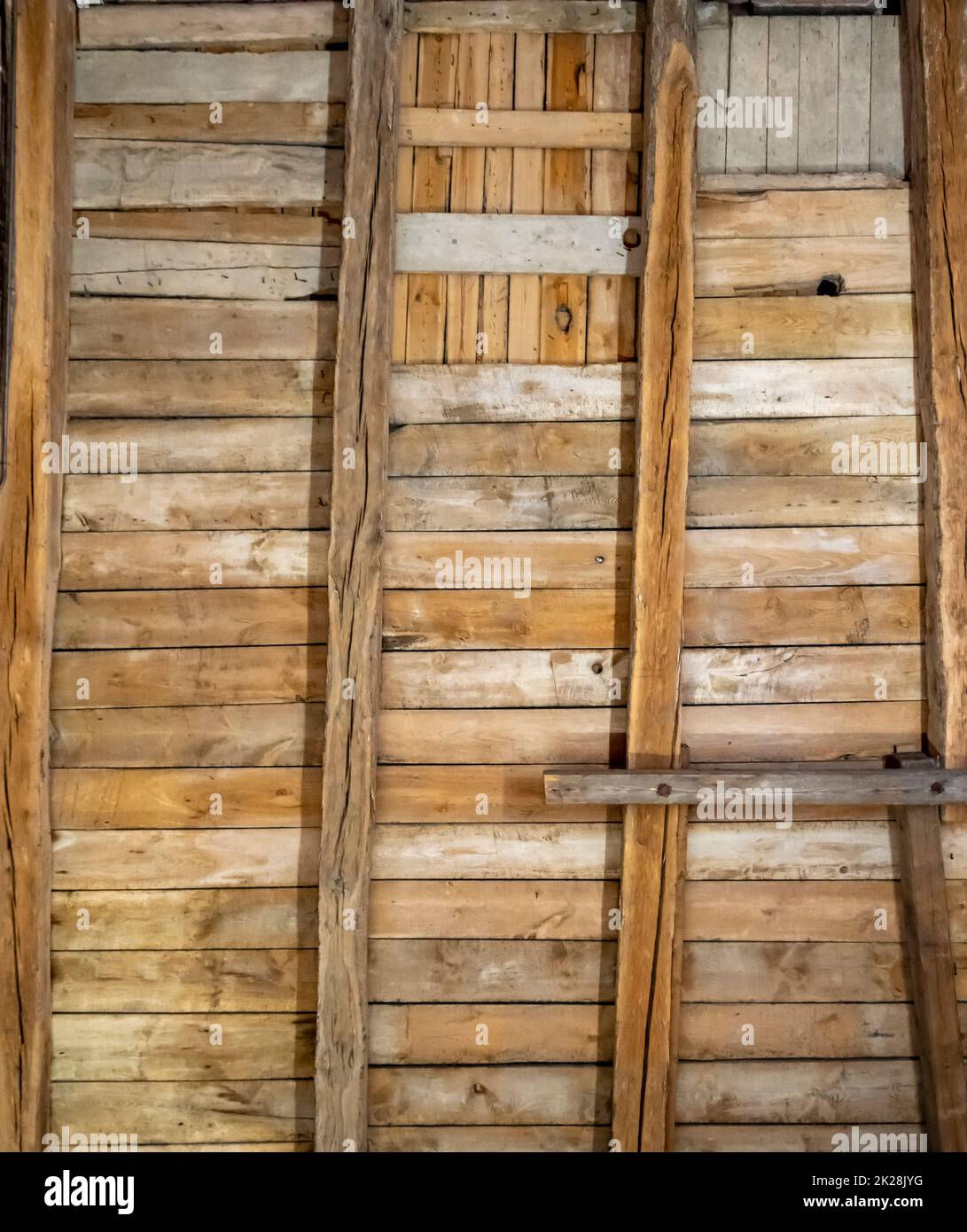 Vecchio muro marrone fatto di tavole e spesse travi di legno Foto Stock