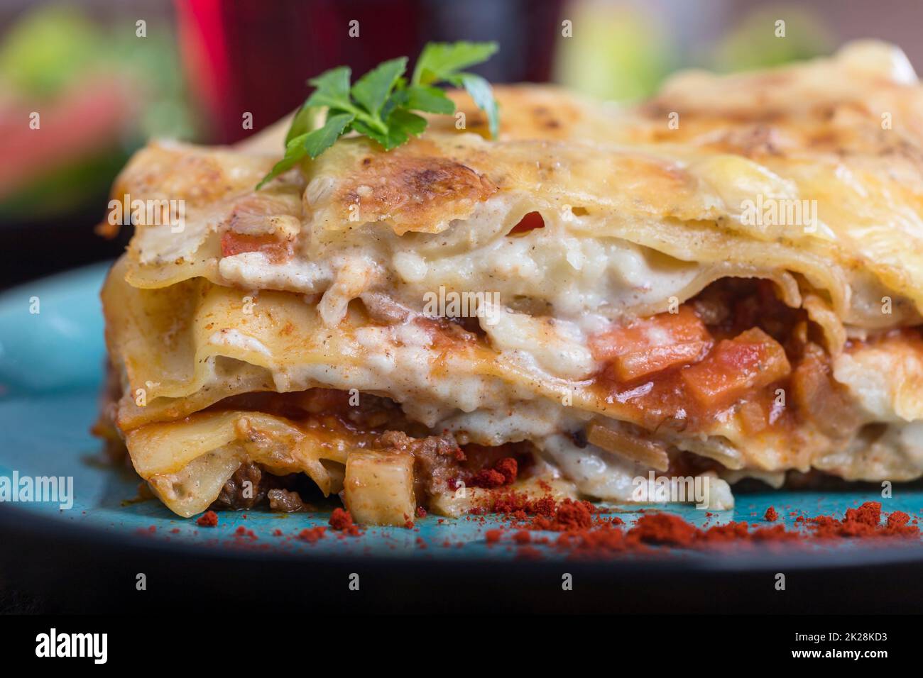 lasagne su piatto blu Foto Stock