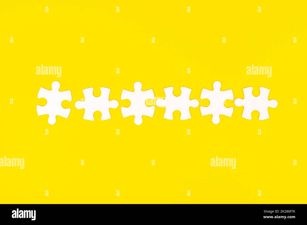 fila di pezzi di puzzle bianchi Foto Stock
