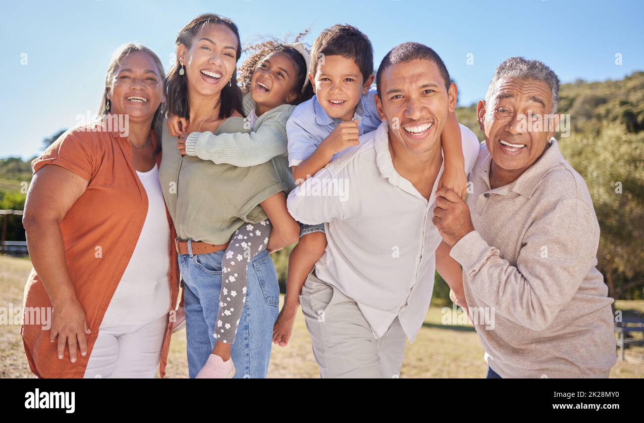 Vacanze estive, grande famiglia e bambini in parco o verde giardino naturale sul cielo blu mockup. Felice ritratto di madre, padre e nonna con Foto Stock