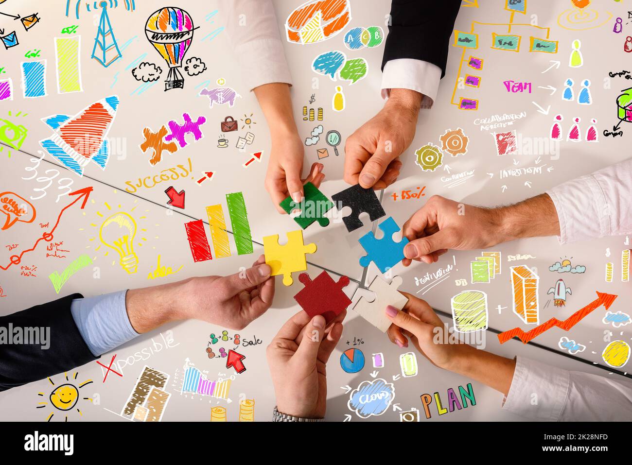 Il lavoro di squadra dei partner collega i pezzi di puzzle come integrazione e avvio Foto Stock