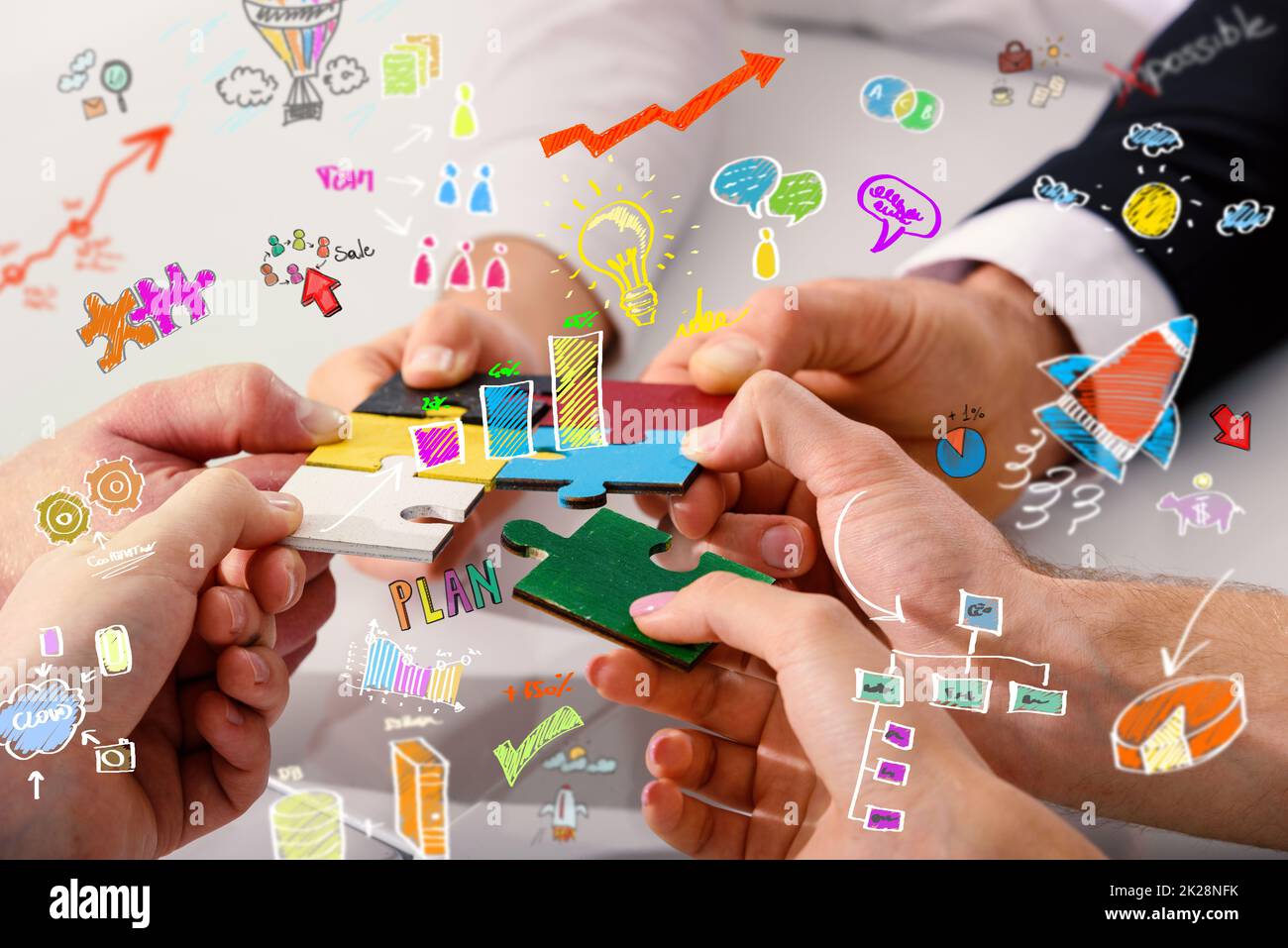 Il lavoro di squadra dei partner collega i pezzi di puzzle come integrazione e avvio Foto Stock