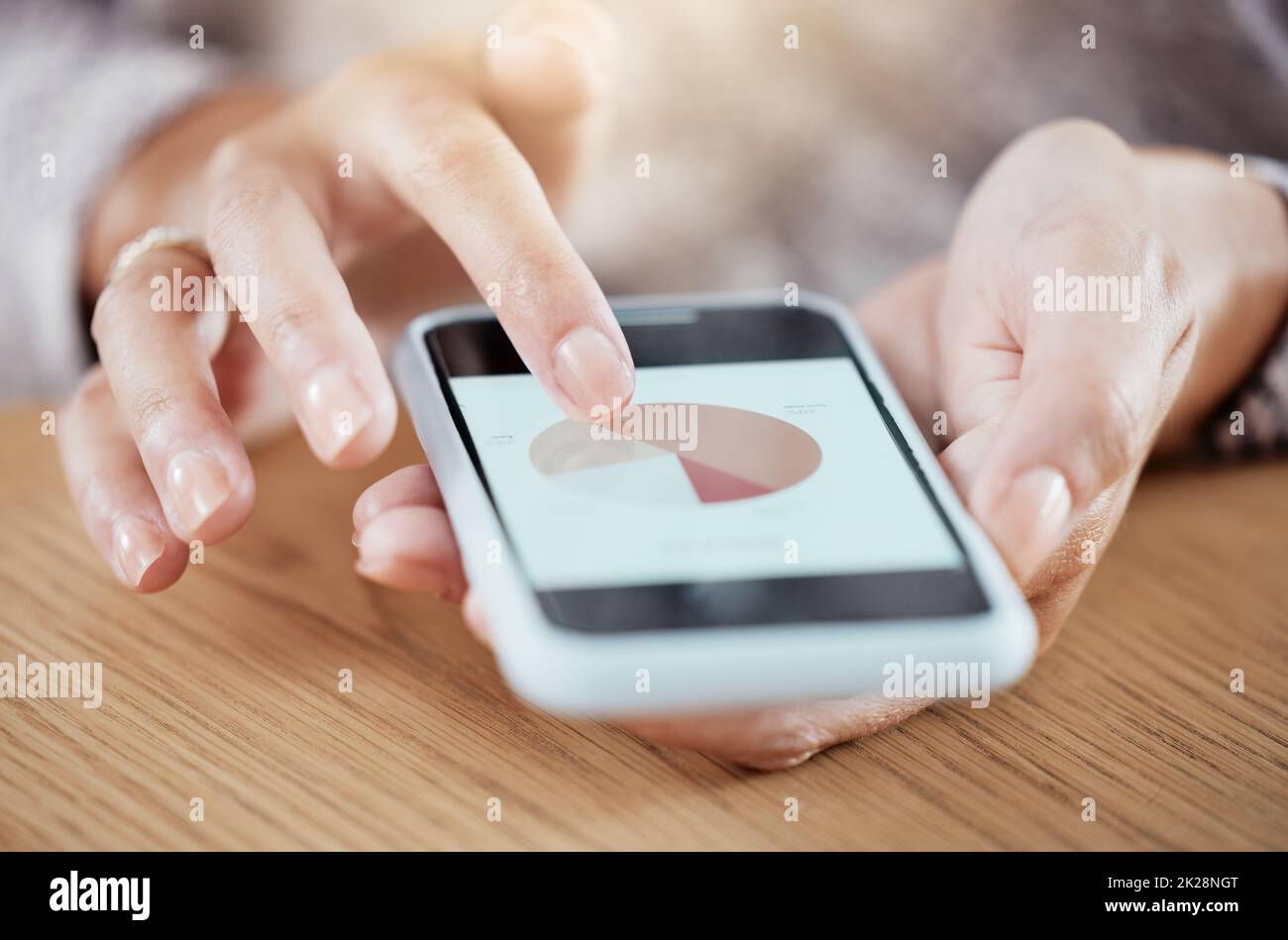 Donna con telefono, lavora su carta digitale o grafico per il lavoro online presso la società fintech. Primo piano di smartphone in mani donna sul tavolo, con finanziario Foto Stock Donna con telefono, lavora su carta digitale o grafico per il lavoro online presso la società fintech. Primo piano di smartphone in mani donna sul tavolo, con finanziario Foto Stock