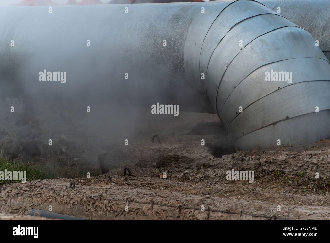 Un grande tubo di acqua ha scoppiato e vapore spesso sta uscendo out.A rotto acqua calda o riscaldamento pipe. Comunicazioni urbane e drenaggio Systems. Aria sporca da sistemi di scarico e acqua supply.rupture tubi Foto Stock