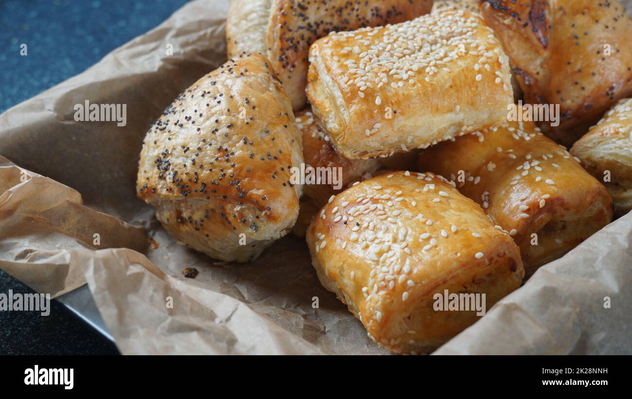 Burekas con formaggio e funghi, patate. Salate paste israeliane. Foto Stock