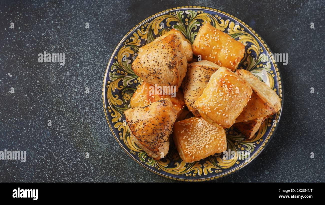 Burekas con formaggio e funghi, patate. Salate paste israeliane. Foto Stock