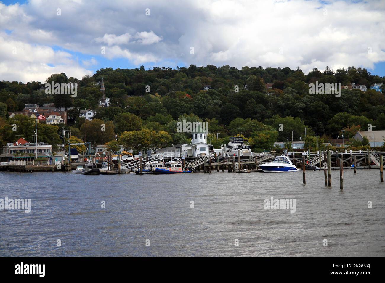 Le barche e le case sul fiume Hudson nel villaggio di Tarrytown Foto Stock