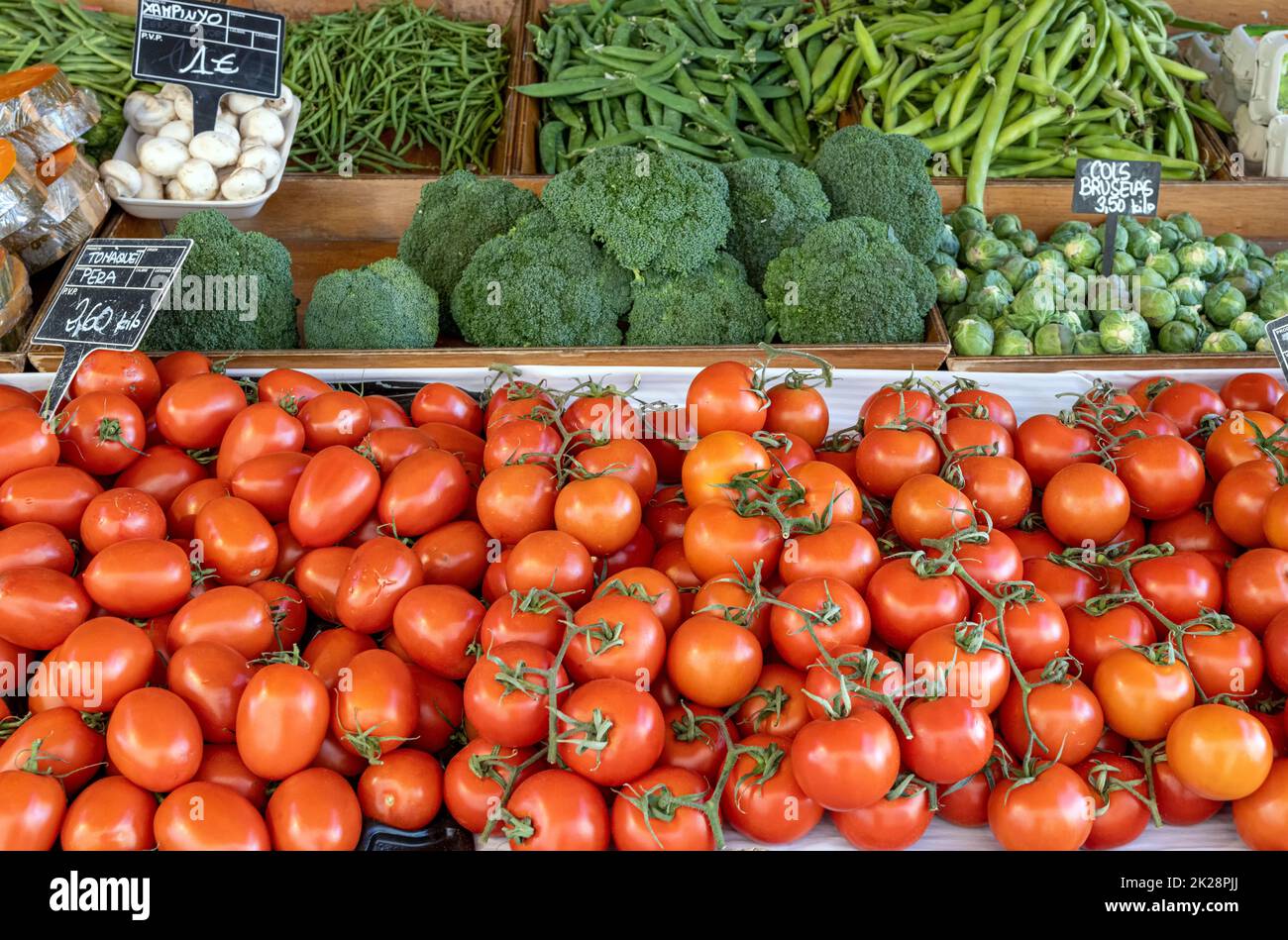 Pomodori, broccoli e piselli verdi in vendita al mercato Foto Stock