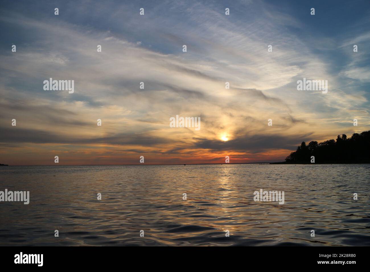 tramonto pittoresco, nuvole bizzarre illuminate dal sole di tramonto Foto Stock