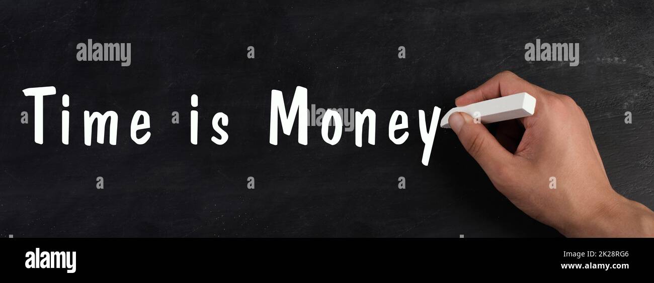 Il tempo è denaro è in piedi su una lavagna, finanza conoscenza e strategia, lavorando per il salery, concetto di affari Foto Stock