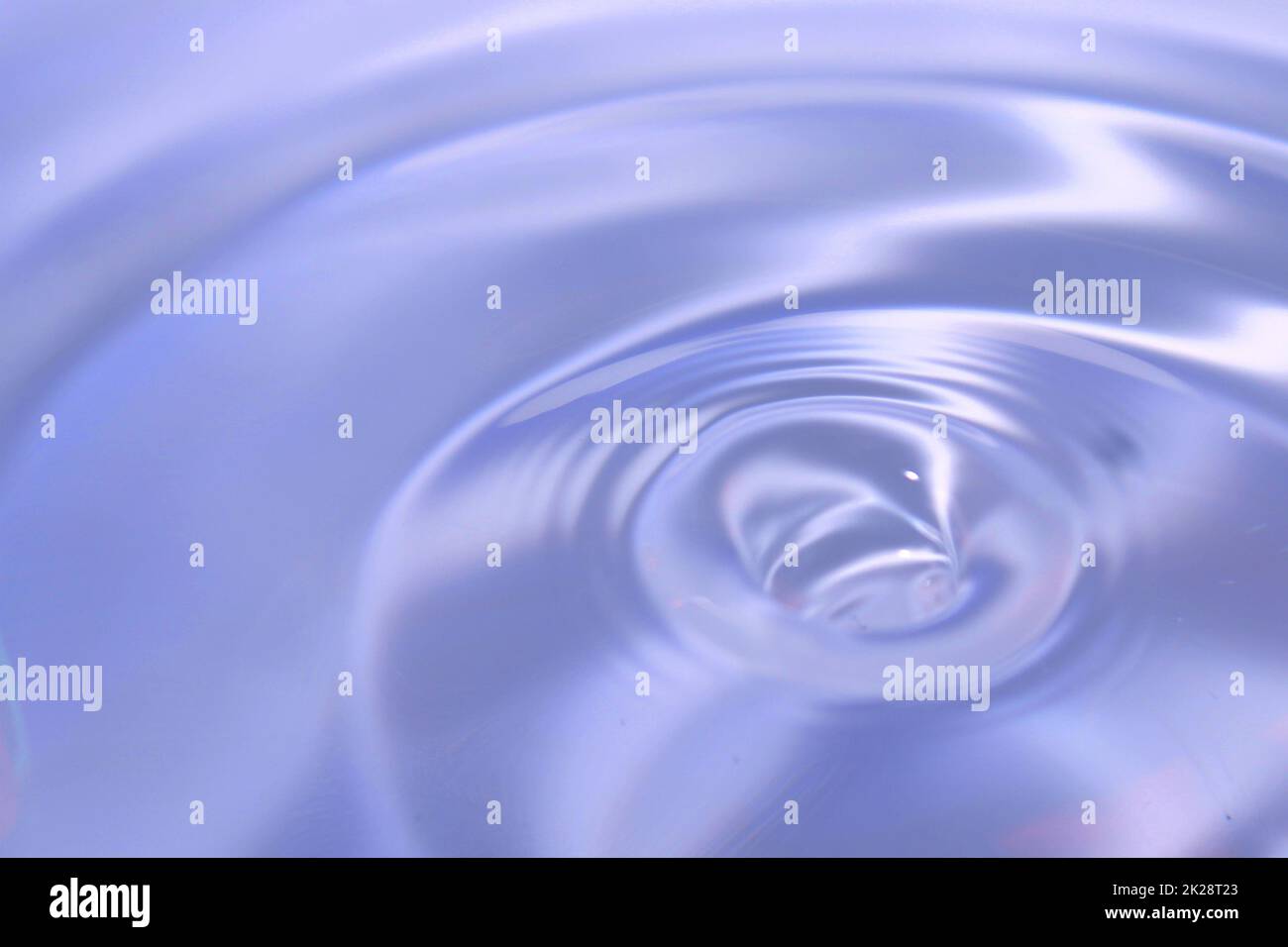Splendido sfondo blu a forma di cerchi sull'acqua. Sfondo sfocato astratto universale. Foto Stock