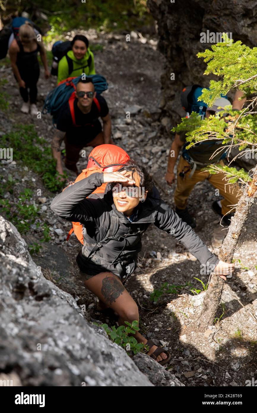 Giovane escursionista femminile che protegge gli occhi dal sole Foto Stock