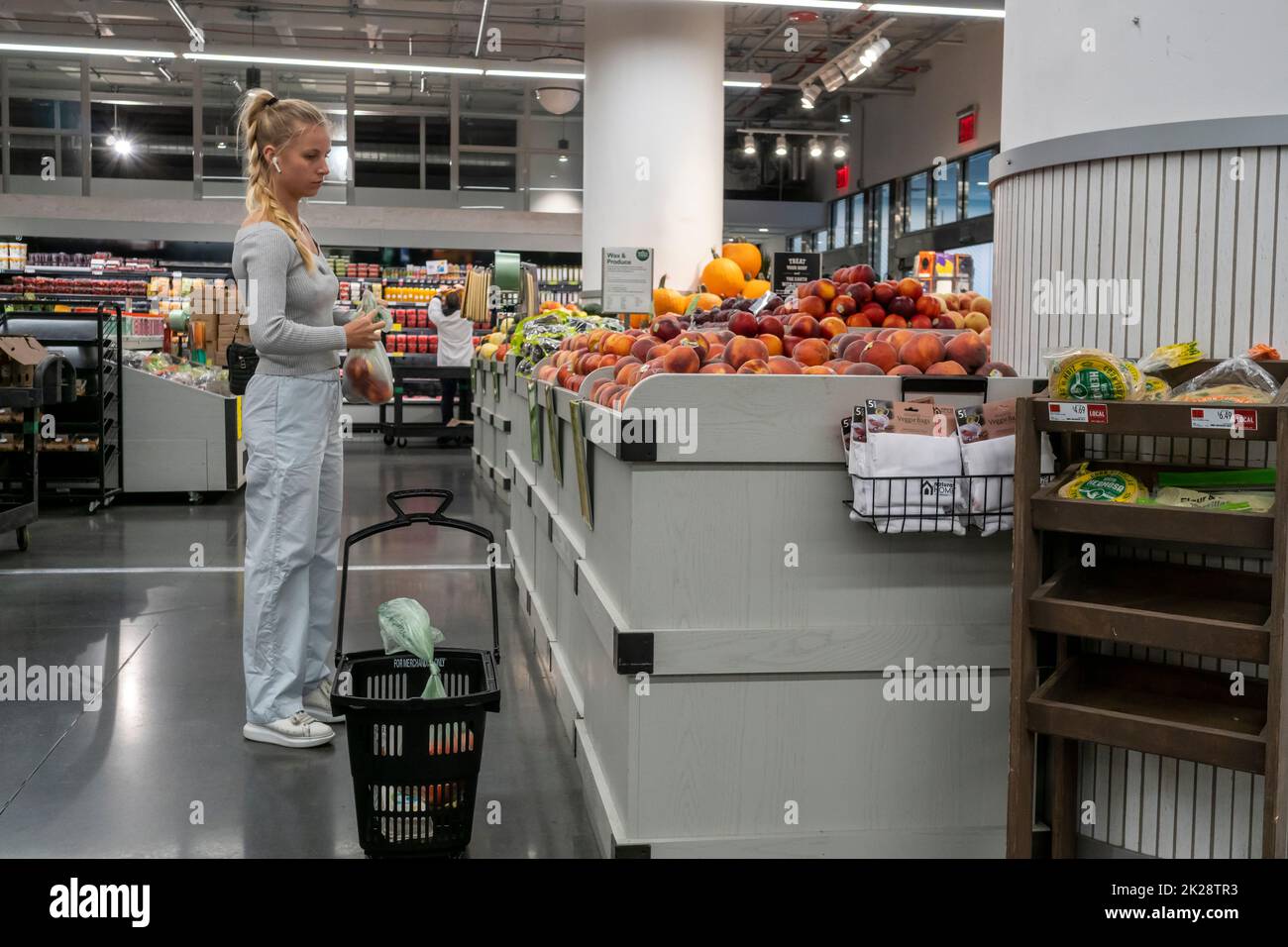 Shopping di prodotti in un supermercato Whole Foods Market a New York mercoledì 7 settembre 2022. (© Richard B. Levine) Foto Stock