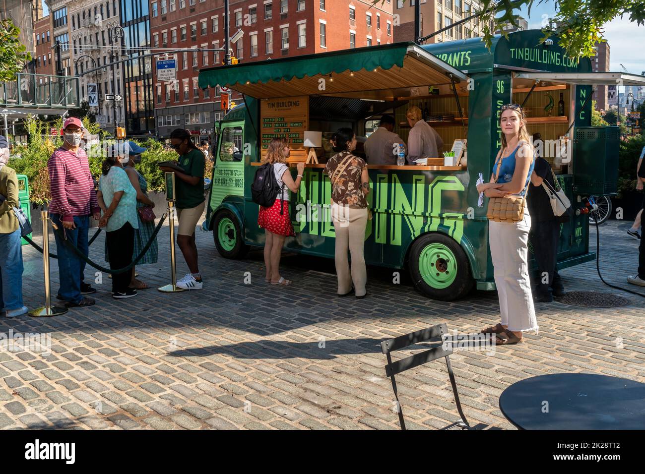 Attivazione del marchio per la Tin Building Food Hall di Jean-Georges Vongerichten nel Meatpacking District di New York sabato 10 settembre 2022. Il Tin Building Food Hall si trova nel quartiere South Street Seaport e il riproposto Citroen Truck ha dato assaggi della loro cucina, inclusi i panini con aragosta. (© Richard B. Levine) Foto Stock