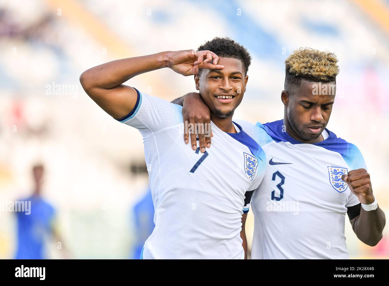 Rhian Brewster (Inghilterra U21) Ryan Sessegnon (Inghilterra U21) festeggia dopo aver segnato il primo gol della sua squadra durante l'UEFA 'Under 21 Georgia-Romania 2023 Qualifiche tra partita Italia U21 0-2 Inghilterra U21 all'Adriatico Stadium il 22 settembre 2022 a Pescara, Italia. Credit: Maurizio Borsari/AFLO/Alamy Live News Foto Stock