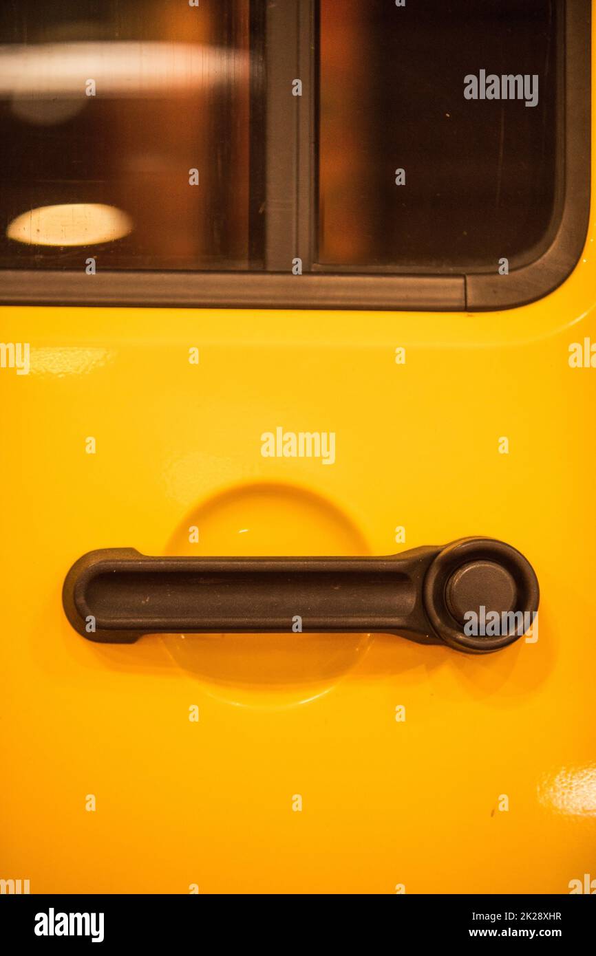 Maniglia moderna di una macchina gialla Foto Stock