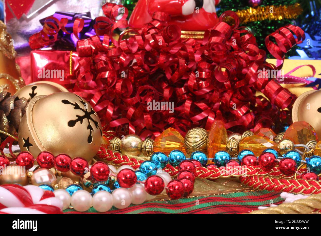 Decorazioni natalizie Bows, Balls and Beads Close up Foto Stock