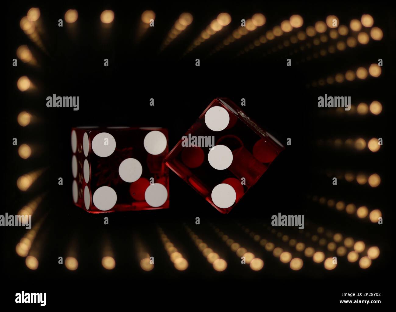 Giochi di Casino con colorati dadi o dadi di Bokeh Foto Stock