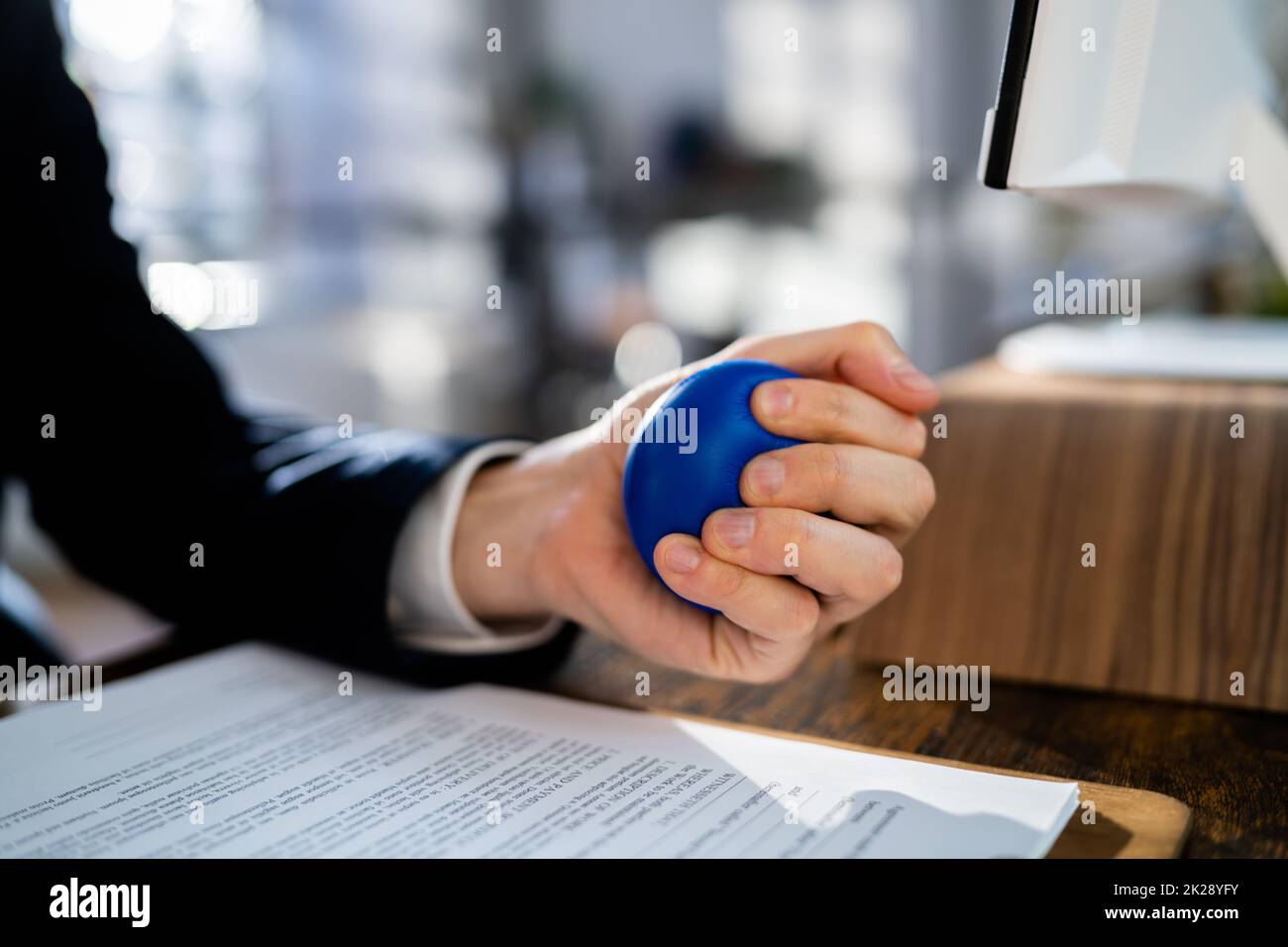 Primo piano dell'uomo d'affari che tiene la sfera di sforzo Foto Stock