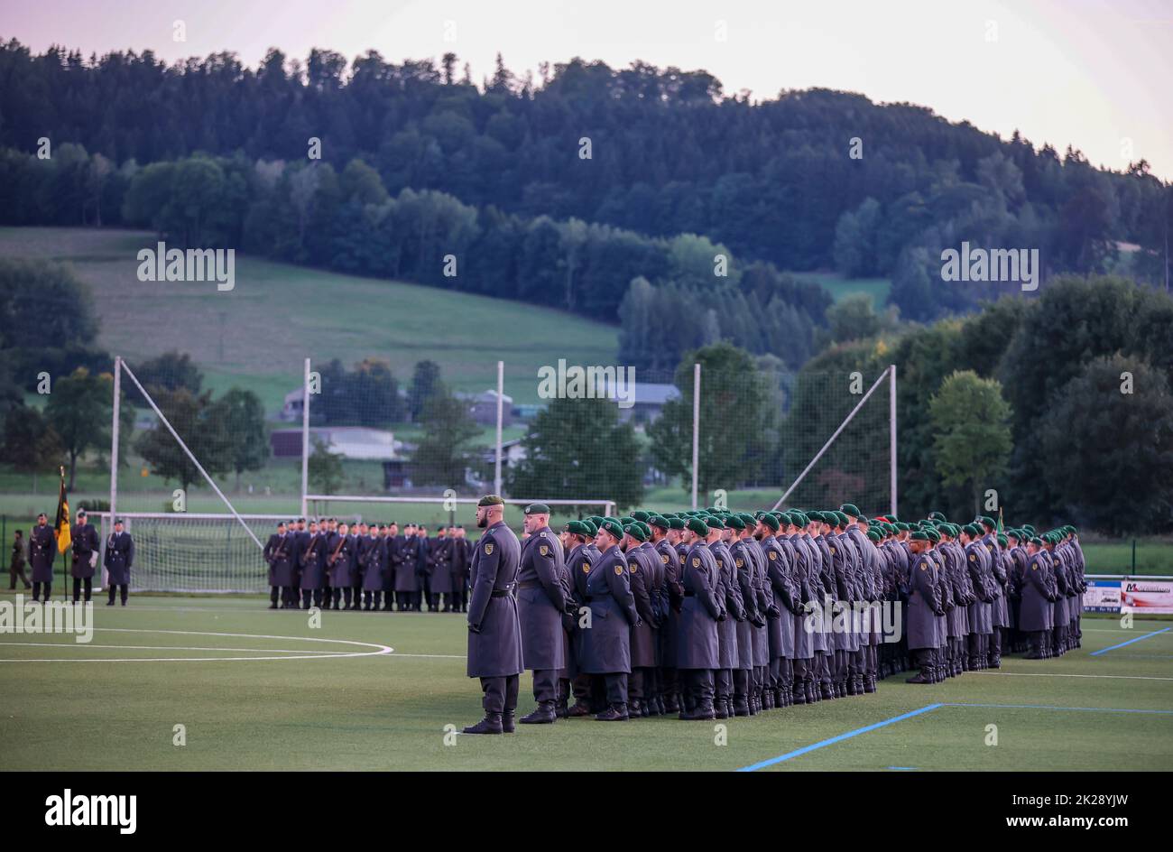 Pockau Lengefeld, Germania. 22nd Set, 2022. Le reclute dei Marienberg Hunters del Battaglione Panzergrenadier 371 sono in palio per una richiesta di lancio in pegno su un campo sportivo nelle Ore Mountains. Durante la cerimonia, i 120 uomini e donne giurarono di servire fedelmente la Repubblica Federale. Il battaglione è di stanza a Marienberg (Erzgebirgskreis) e appartiene a Panzergrenadier Brigade 37. I soldati associati possono essere dispiegati, tra l'altro, per la difesa nazionale e dell'alleanza in patria e all'estero. Credit: Jan Woitas/dpa/Alamy Live News Foto Stock