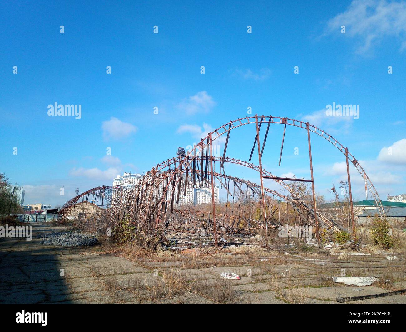 Hangar bruciato. telaio dell'hangar dopo il fuoco. tutto è bruciato. Foto Stock