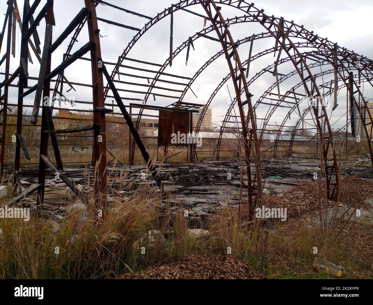 Hangar bruciato. telaio dell'hangar dopo il fuoco. tutto è bruciato. Foto Stock